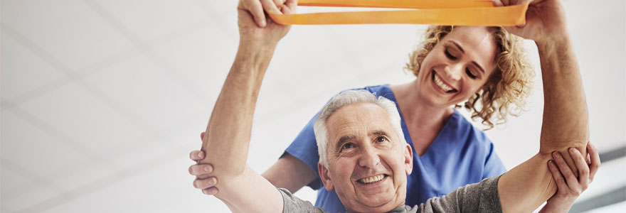 Une personne agee recoit une seance de kinesitherapie